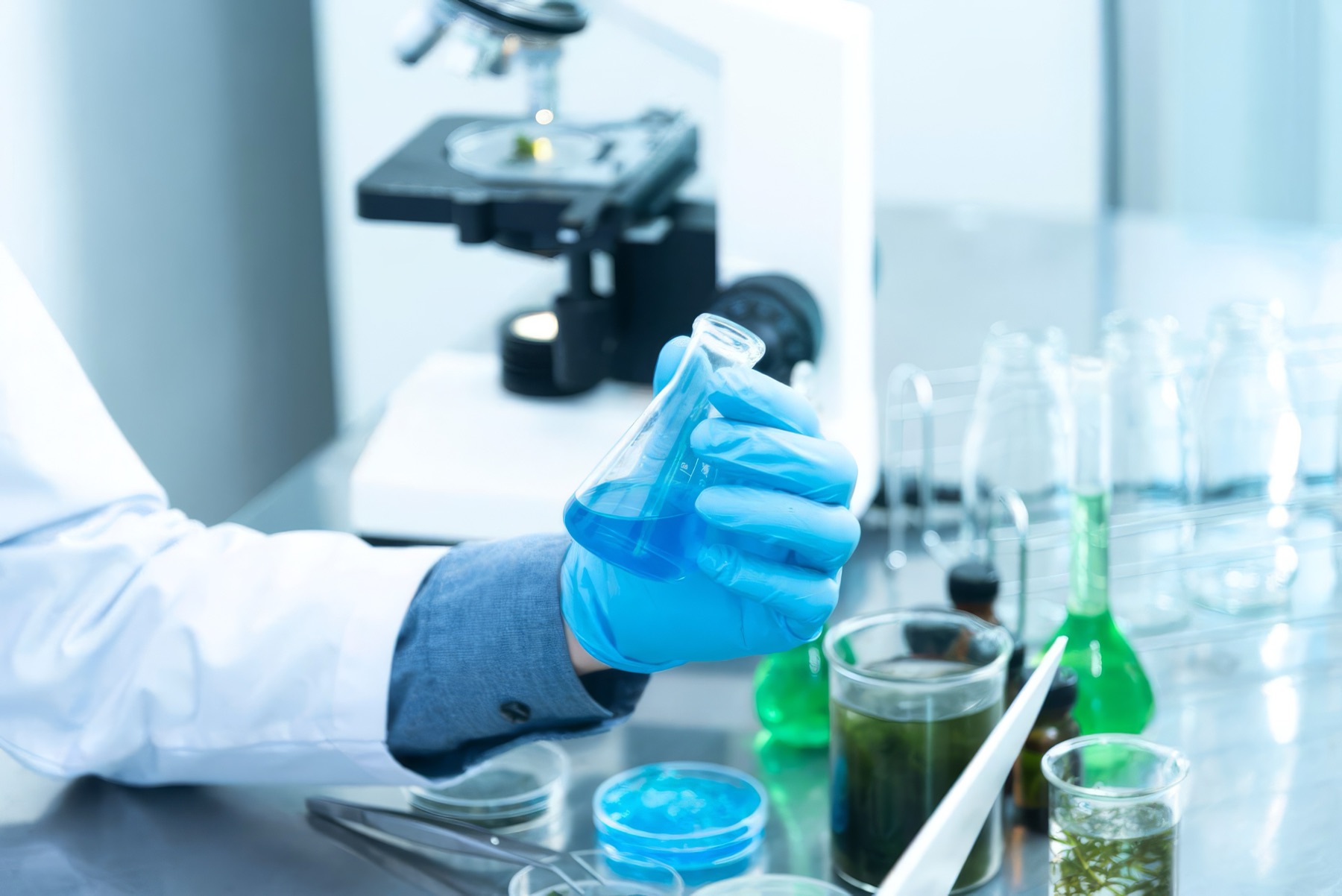 Laboratorio de control de calidad de Quindagro analizando productos químicos